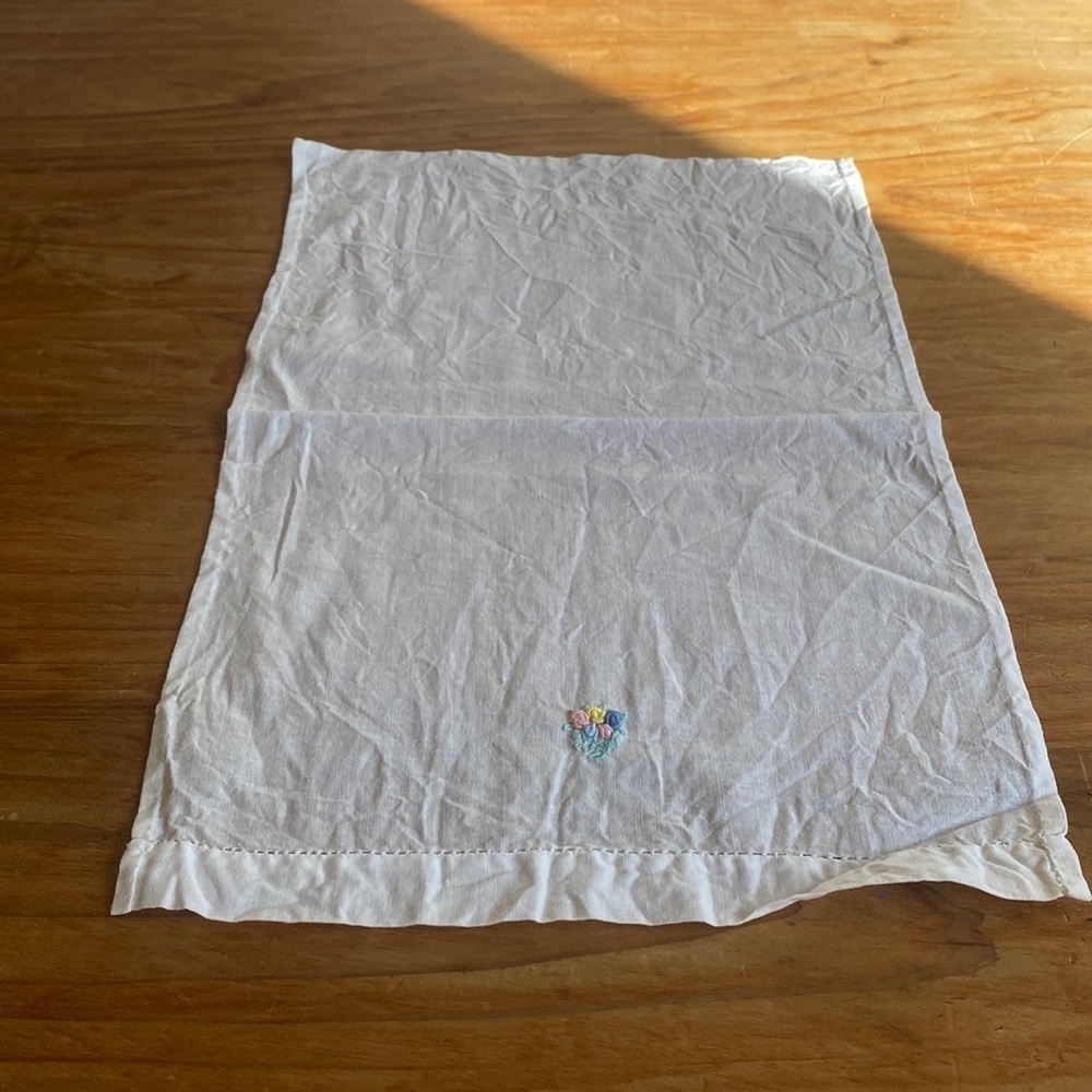 Vintage Linens with Embroidery - Picture 3 of 8